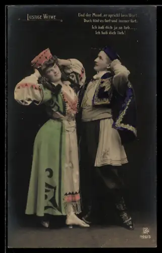 AK Lustige Witwe, Paar in Kostümen