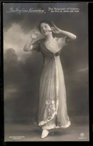 AK Der Graf von Luxenburg, Lächelnde Frau in einem Kleid