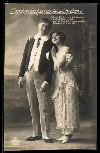 AK Lorchen who hast du deine Ohrchen?, Paar vor idyllischer Studiokulisse