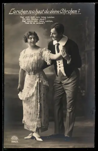 AK Lorchen who hast du deine Ohrchen?, Paar vor einer Studiokulisse