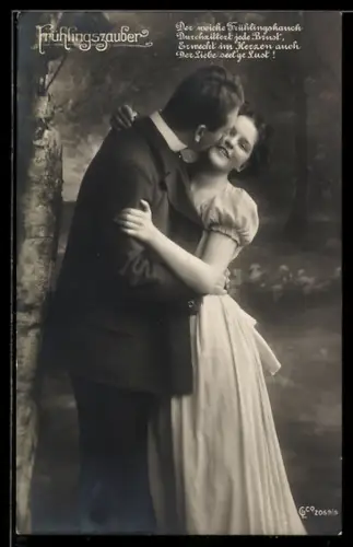 AK Frühlingszauber, Paar in lieblicher Pose vor einer Waldkulisse