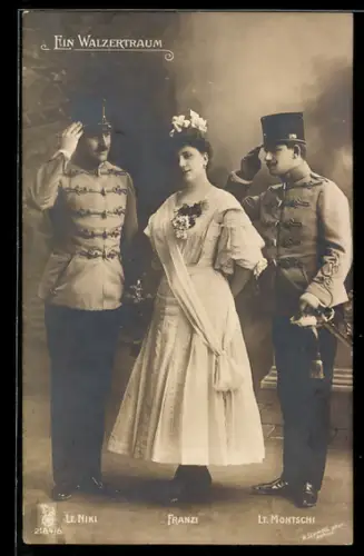 AK Szene aus der Operette ein Walzertraum mit Lt. Niki, Franzi und Lt. Montschi