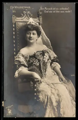 AK Operette Ein Walzertraum, Frau sitzt auf einem Stuhl