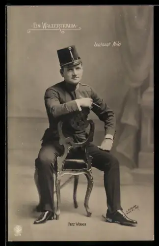 AK Darsteller Fritz Werner als Leutnant Niki in der Operette Ein Walzertraum