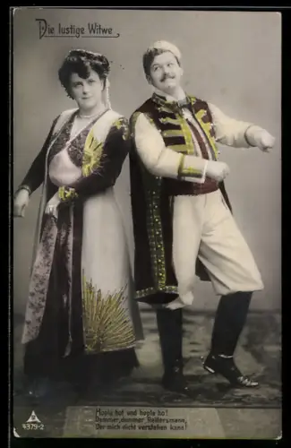 AK Operette Die lustige Witwe, Schauspieler in Bühnenkostümen