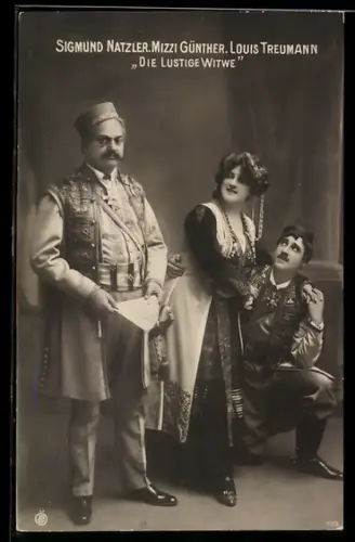 AK Szene aus der Operette Die lustige Witwe mit Sigmund Natzler, Mizzi Günther und Louis Treumann