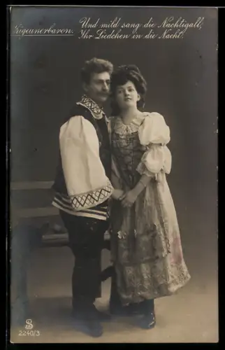 AK Szene aus der Operette Zigeunerbaron, Und mild sang die Nachtigall...