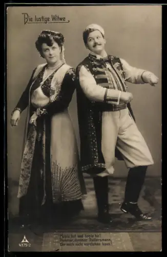 AK Operette Die lustige Witwe, Schauspieler in Bühnenkostümen