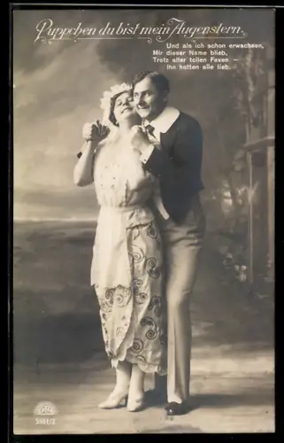 AK Operette Püppchen du bist mein Augenstern, Mann umarmt eine lächelnde Frau von hinten