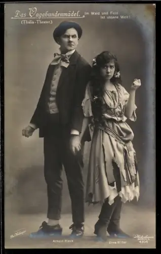 AK Operette Das Vagabundenmädel, Hübsche junge Frau mit erhobener Faust neben einem ernsten Mann