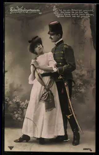 AK Operette Ein Walzertraum, Mann in Husarenjacke umarmt eine hübsche Frau von hinten
