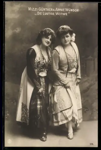 AK Operette  Die Lustige Witwe, Mizzi Günther & Anni Wünsch in Pose