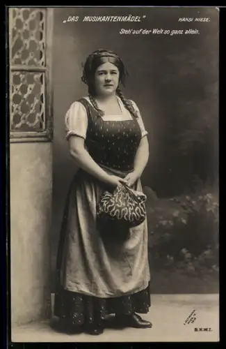 AK Operette Das Musikantenmädel, Frau in Tracht mit zwei Flechtezöpfen