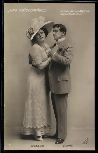 AK Operette Das Glücksmädel, Frau mit nachdenklichem Blick in den Armen eines ernsten Mannes, Russka und Rohr