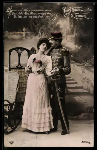 AK Operette Der Mann mit den 3 Frauen, Soldat mit Husarenjacke umarmt eine schöne Frau von hinten
