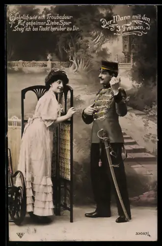 AK Operette Der Mann mit den 3 Frauen, Hübsche Frau spricht mit einem Soldaten in Husarenjacke