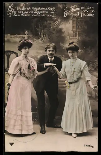 AK Operette Der Mann mit den 3 Frauen, Schnurrbärtiger Mann steht zwischen zwei schönen Frauen