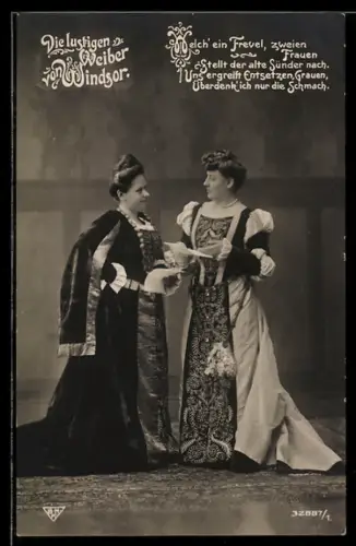 AK Operette Die lustigen Weiber von Windsor, Zwei höfisch gekleidete Damen stehen beieinander