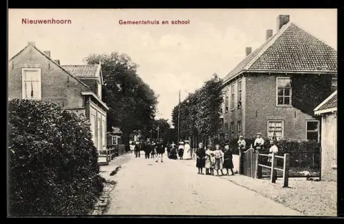 AK Nieuwenhoorn, Gemeentehuis en school