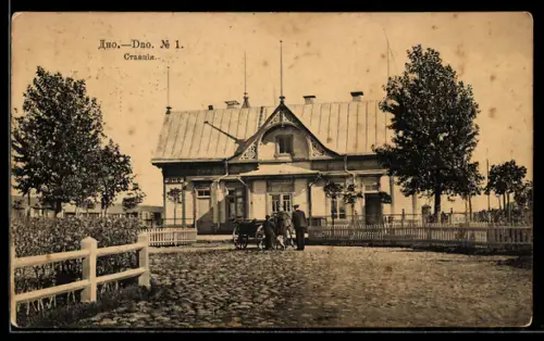 AK Dno, Männer stehen vor einem ansehnlichen Haus