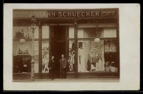 Foto-AK Wien, Schneider- u. Modistenzubehörgeschäft von Johann Schuecker in der Lerchenfelder Strasse 124-126