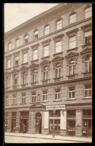 AK Wien, Partie in der Lerchenfelderstrasse 131-133 mit Wiener Molkerei und Milch-Trinkhalle