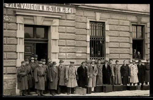 AK Wien, Soldaten und Männer mit Koffer, Engerthstrasse 226