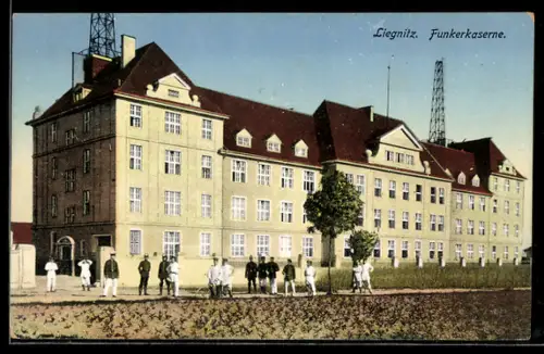 AK Liegnitz, Soldaten vor der Funkerkaserne