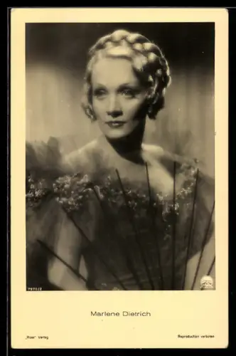 AK Schauspielerin Marlene Dietrich, Portrait mit Spitzenfächer
