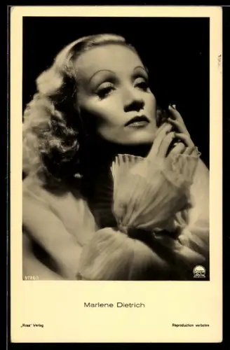 AK Portrait Schauspielerin Marlene Dietrich schaut verträumt