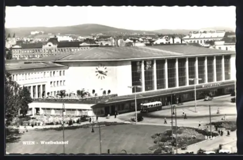 AK Wien, Westbahnhof mit Bus
