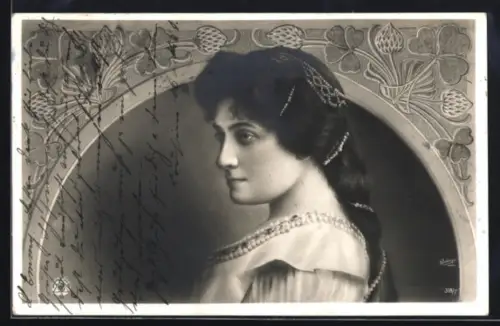 Foto-AK Atelier Reutlinger, Paris, Nr. 318/7: Porträt einer Dame mit Klee