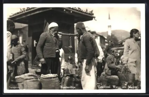 AK Sarajewo, Volkstüml. Waage am Markt durch zwei Männer bedient - Marktszene