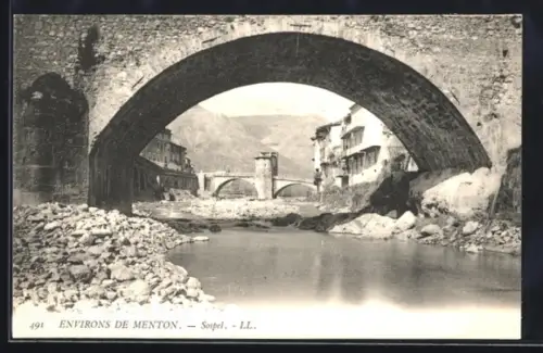 AK Sospel /Menton, Vue des ponts en pierre sur la rivière et des bâtiments historiques