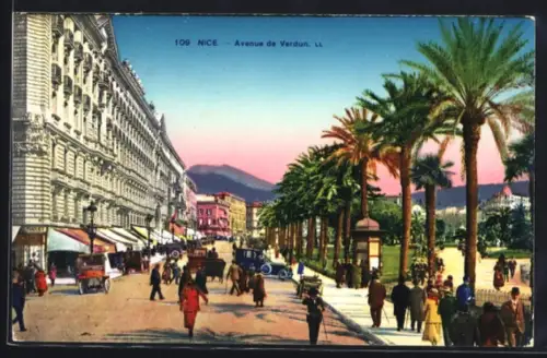 AK Nice, Avenue de Verdun avec passants et voitures sous les palmiers