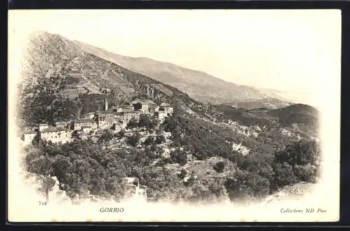 AK Gorbio, Vue panoramique du village et des montagnes environnantes