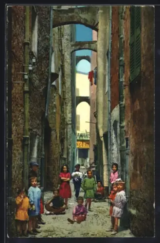 AK Grasse, Une Vieille Rue animée par des enfants jouant