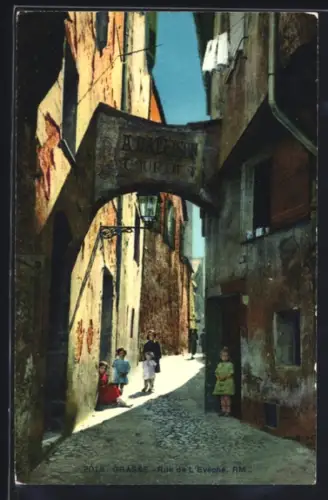 AK Grasse, Rue de l`Évêché avec enfants jouant sous une arche