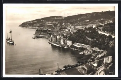 AK Villefranche, Vue sur la côte et les collines avec un navire à l`horizon