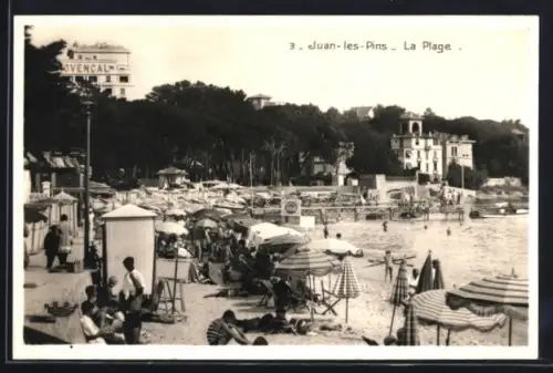 AK Juan-les-Pins, La Plage animée avec parasols et baigneurs