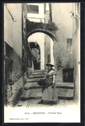 AK Menton, Vieille Rue, Frau in traditioneller Kleidung