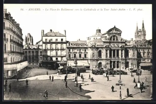 AK Angers, La Place du Ralliement vers de la Cathedrale et la Tour Saint-Aubin, Strassenbahn