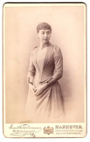 Fotografie Emil Tiedemann, Hannover, Ernst-August-Platz 6, Dame in elegantem Kleid