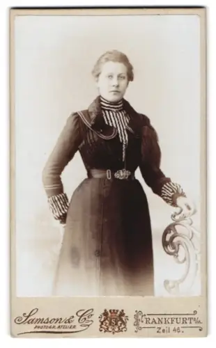 Fotografie Samson & Co., Frankfurt, Zeil 46, Dame in elegantem Kleid