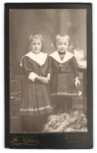 Fotografie Fr. Clar, Stuttgart, Zwei Kinder in eleganter Kleidung