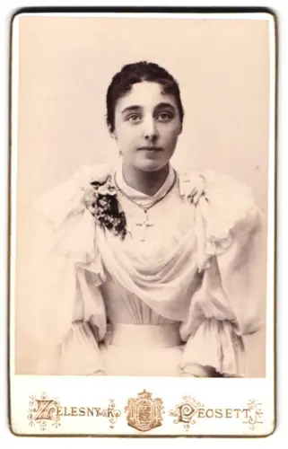 Fotografie Zelesny Károly, Pécs, Anna utca 4, Porträt einer Frau mit Blumenschmuck