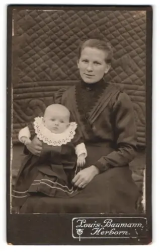 Fotografie Louis Baumann, Herborn, Mutter mit Kind in festlicher Kleidung