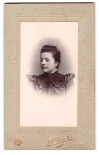 Fotografie G. Porter, Chippenham, New Road 42, Porträt einer elegant gekleideten Frau