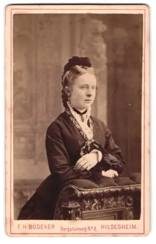 Fotografie F. H. Bödeker, Hildesheim, Bergsteinweg 8, Porträt einer eleganten Dame