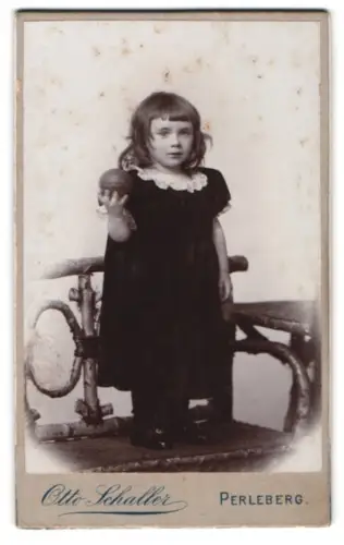 Fotografie Otto Schaller, Perleberg, Kleines Mädchen mit Ball